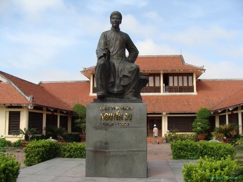 Tượng đài tưởng niệm Nguyễn Du